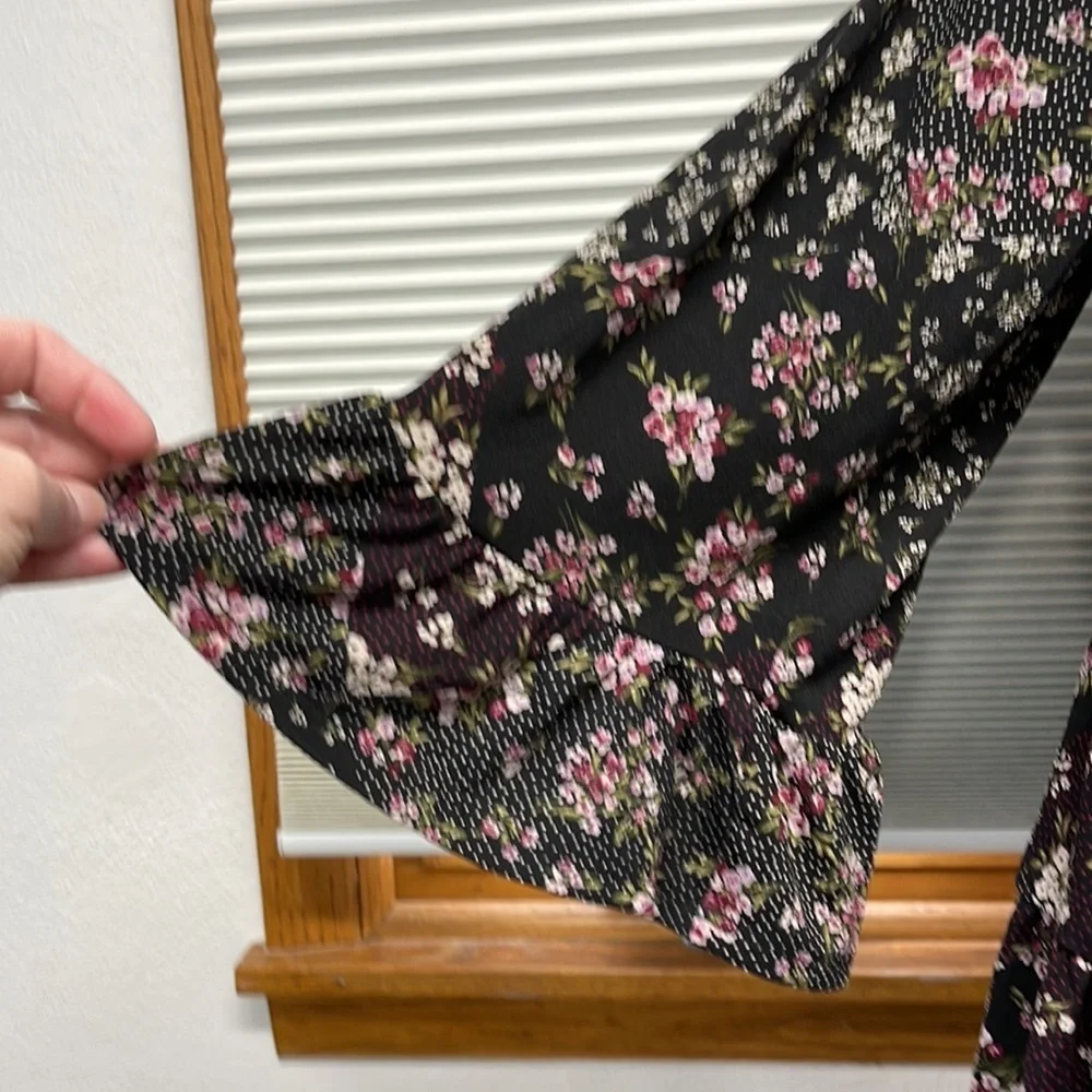 Floral & Ivy NWT Black and Pink Floral Babydoll Top Size Medium - Picture 3 of 12